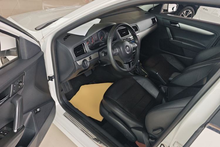 Used Volkswagen Lavida 2013 Revised Version 1.6L Automatic Luxury Edition Driver Seat