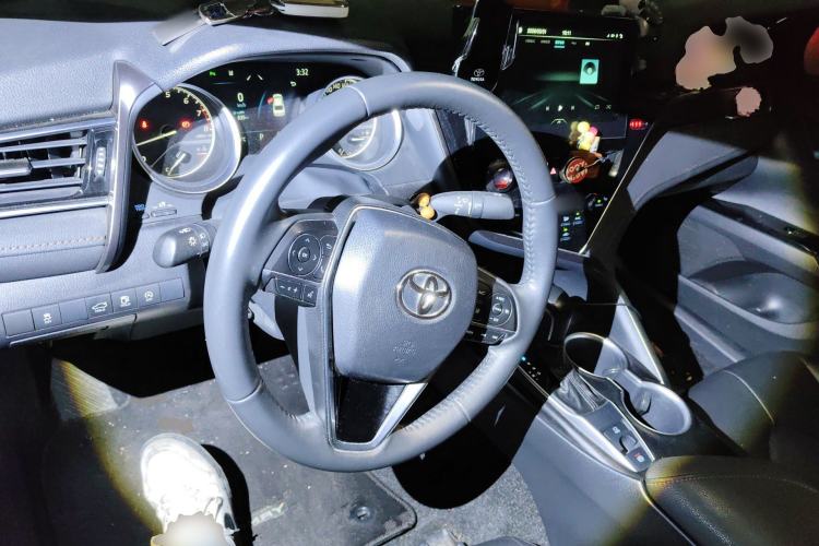 Used Toyota Camry 2023 2.0G Luxury Edition Center Console