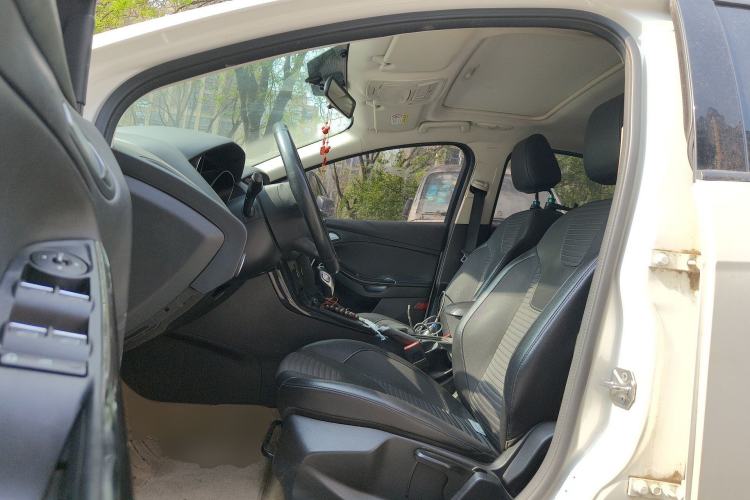 Used Ford Focus 2015 Hatchback EcoBoost 125 Automatic Supreme Style Edition Left Front Seat