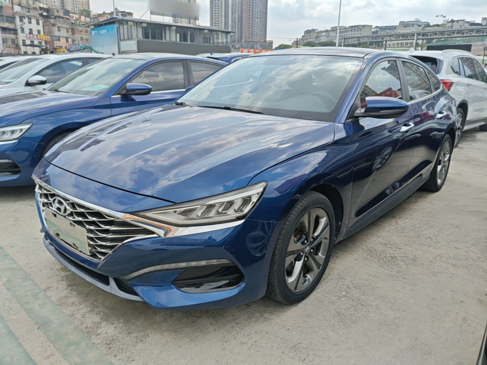 Под передней частью автомобиля