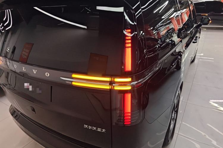 Used Volvo EM90 2025 Ultra Six-Seater
