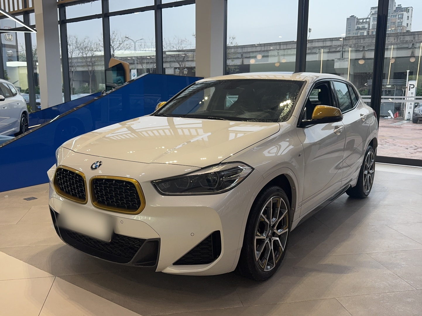 تحت مقدمة السيارة