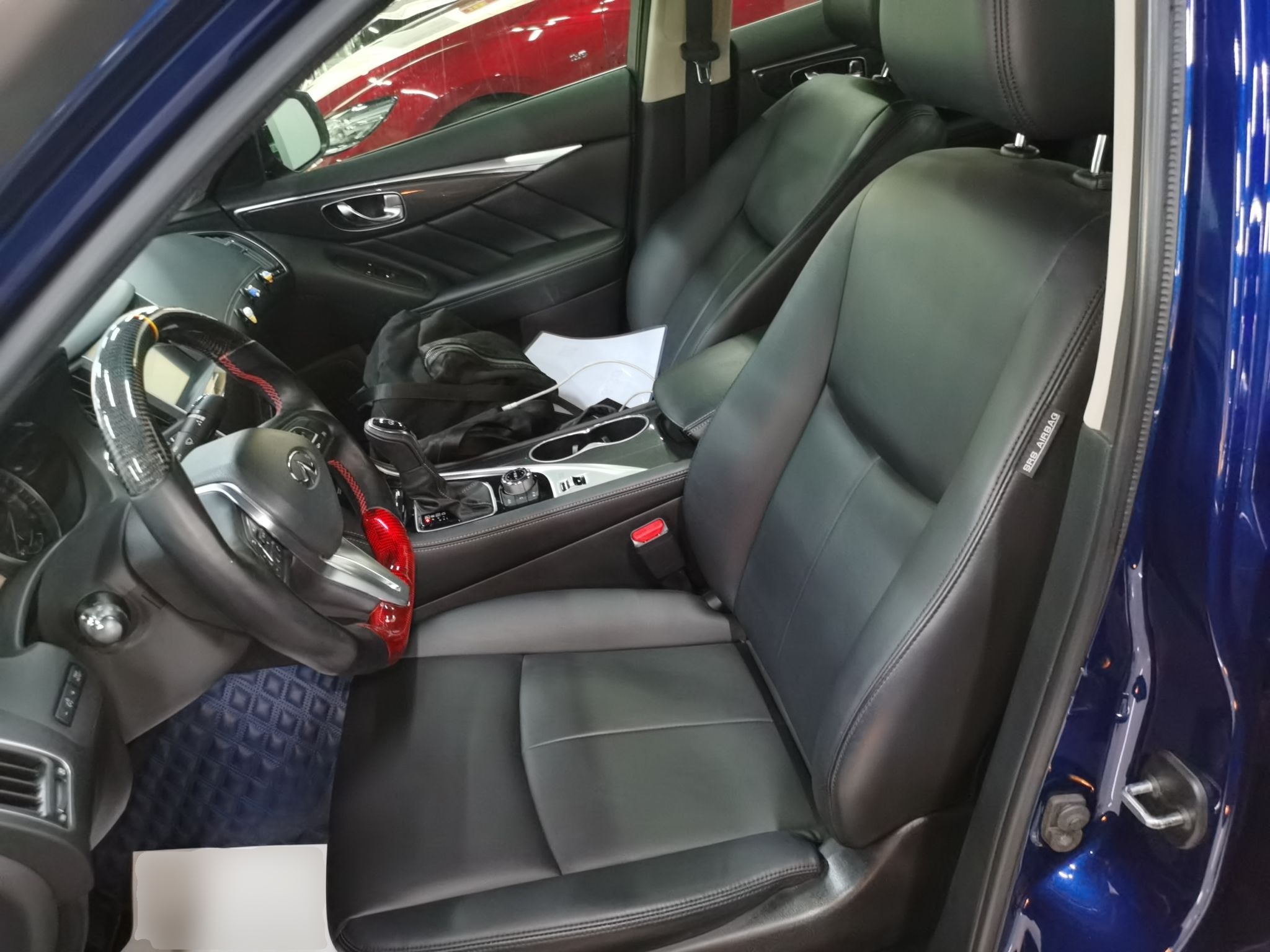 Переднее сиденье в автомобиле