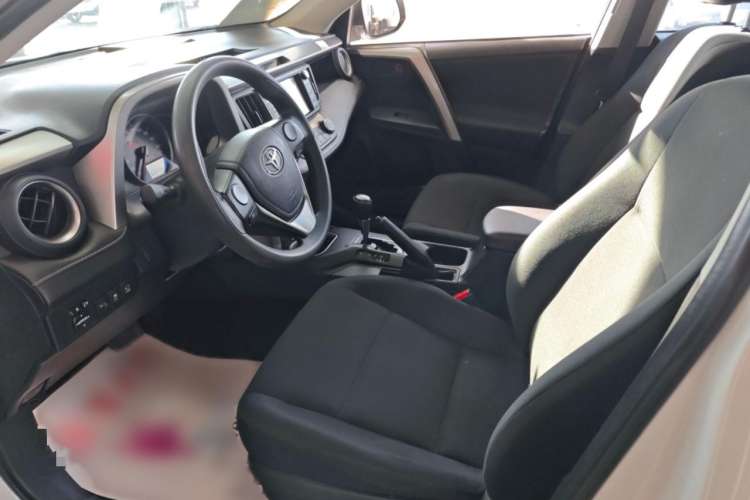 Used Toyota RAV4 2016 2.0L CVT Two-Wheel Drive Fashion Edition China V Standard
