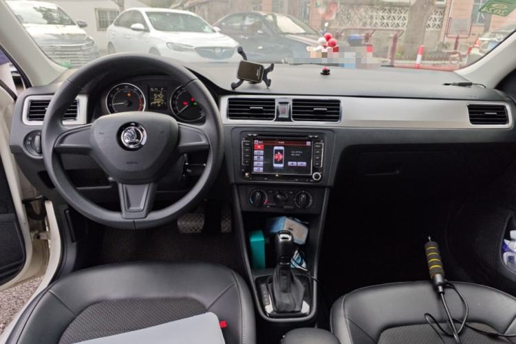 Used Skoda Rapid Spaceback 2016 Revised 1.6L Automatic Chuanxing Version Center Console