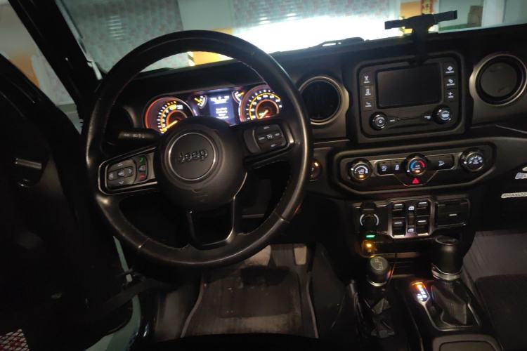 Used Jeep Wrangler 2019 2.0T automatic four-door hardtop parallel imported vehicle