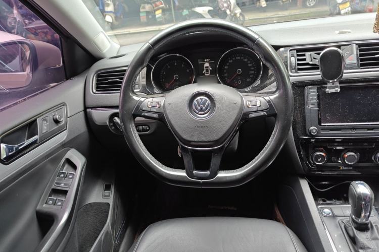 Used Volkswagen Sagitar 2017 180TSI Automatic Luxury Edition Steering Wheel