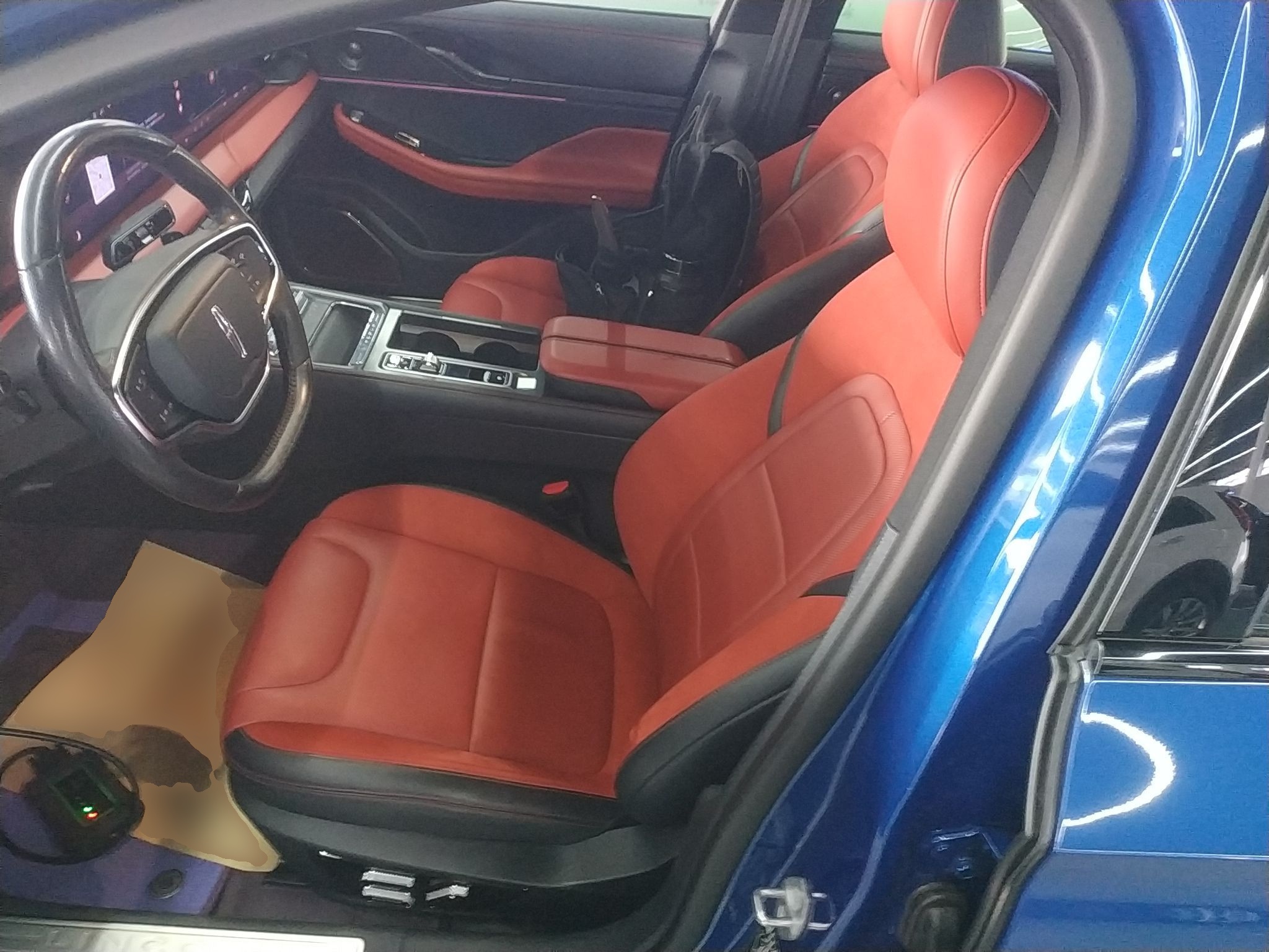 المقاعد الأمامية داخل السيارة