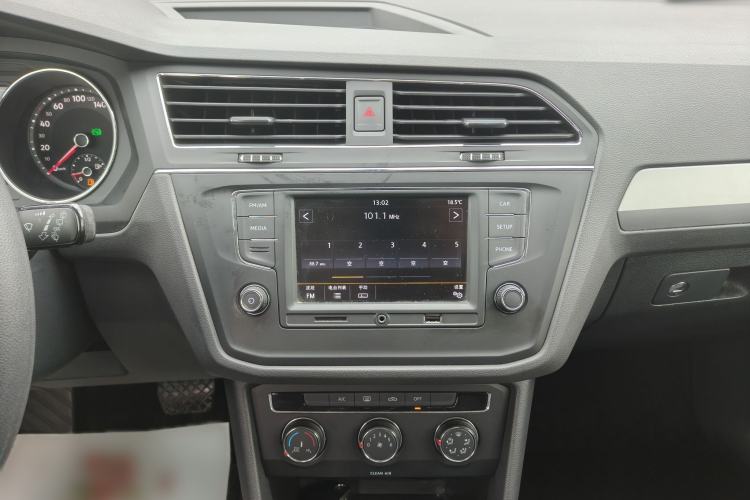 Used Volkswagen Tiguan L 2017 330TSI Automatic Two-Wheel Drive Luxury Edition Interior 6