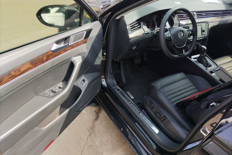 Used Volkswagen Magotan 2019 330TSI DSG Leading Model China VI Standard Driver Seat