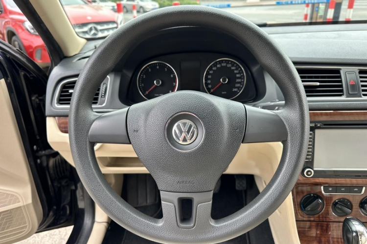 Used Volkswagen Lavida 2013 Restyled Classic 1.6L Automatic Comfort Edition Interior 3