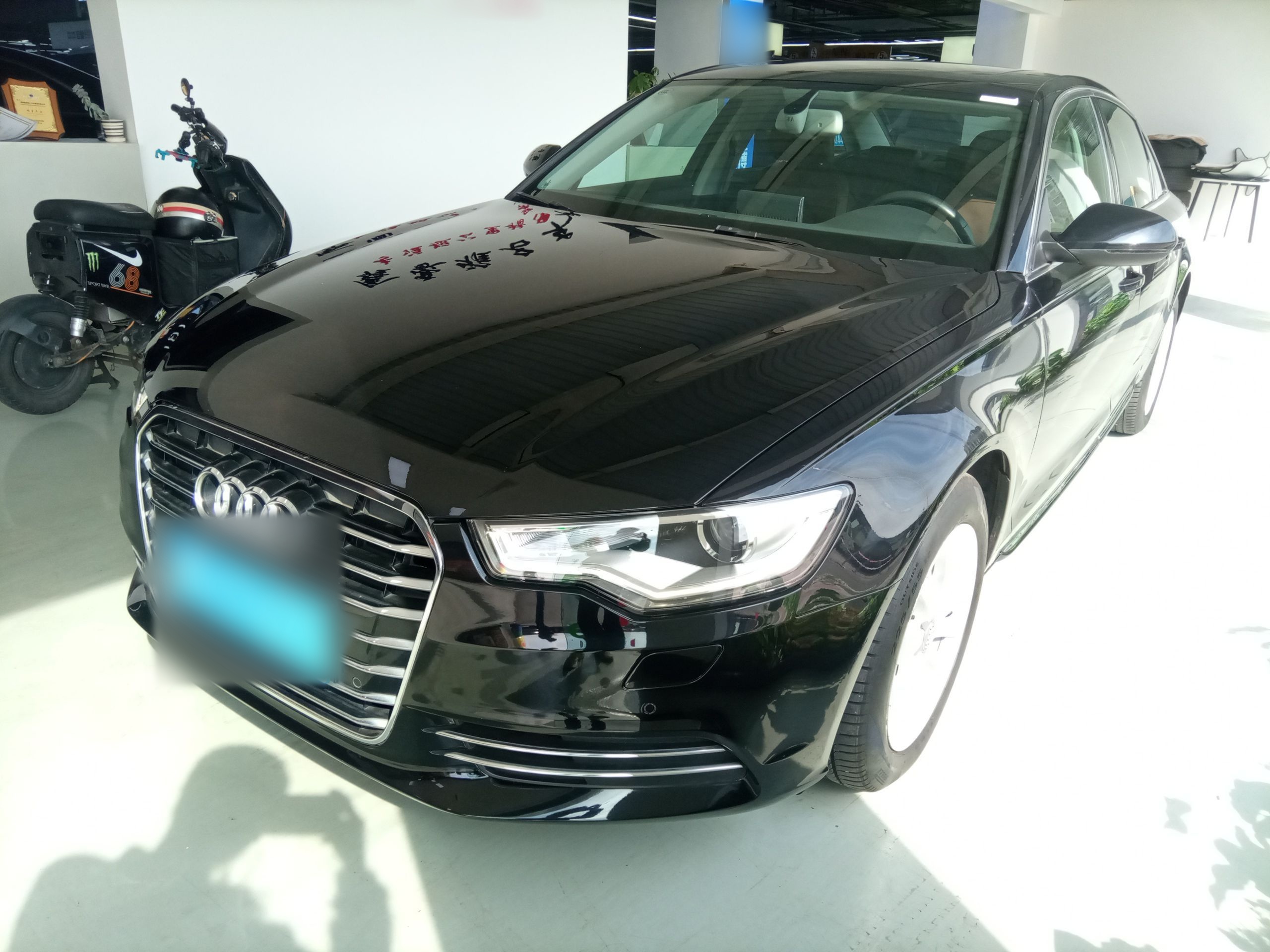 Под передней частью автомобиля