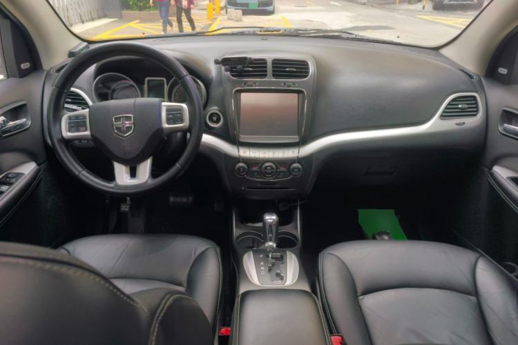 Used Dodge Journey 2013 2.4L Two-Wheel Drive Luxury Version Center Console