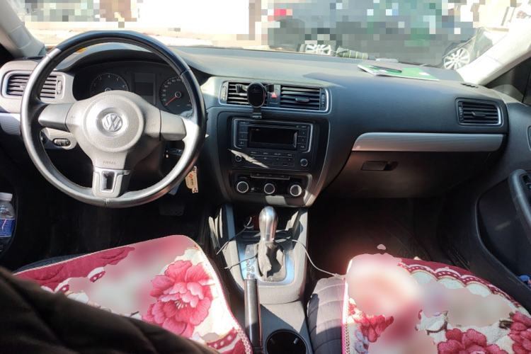 Used Volkswagen Sagitar 2014 1.6L Automatic Comfort Model Center Console