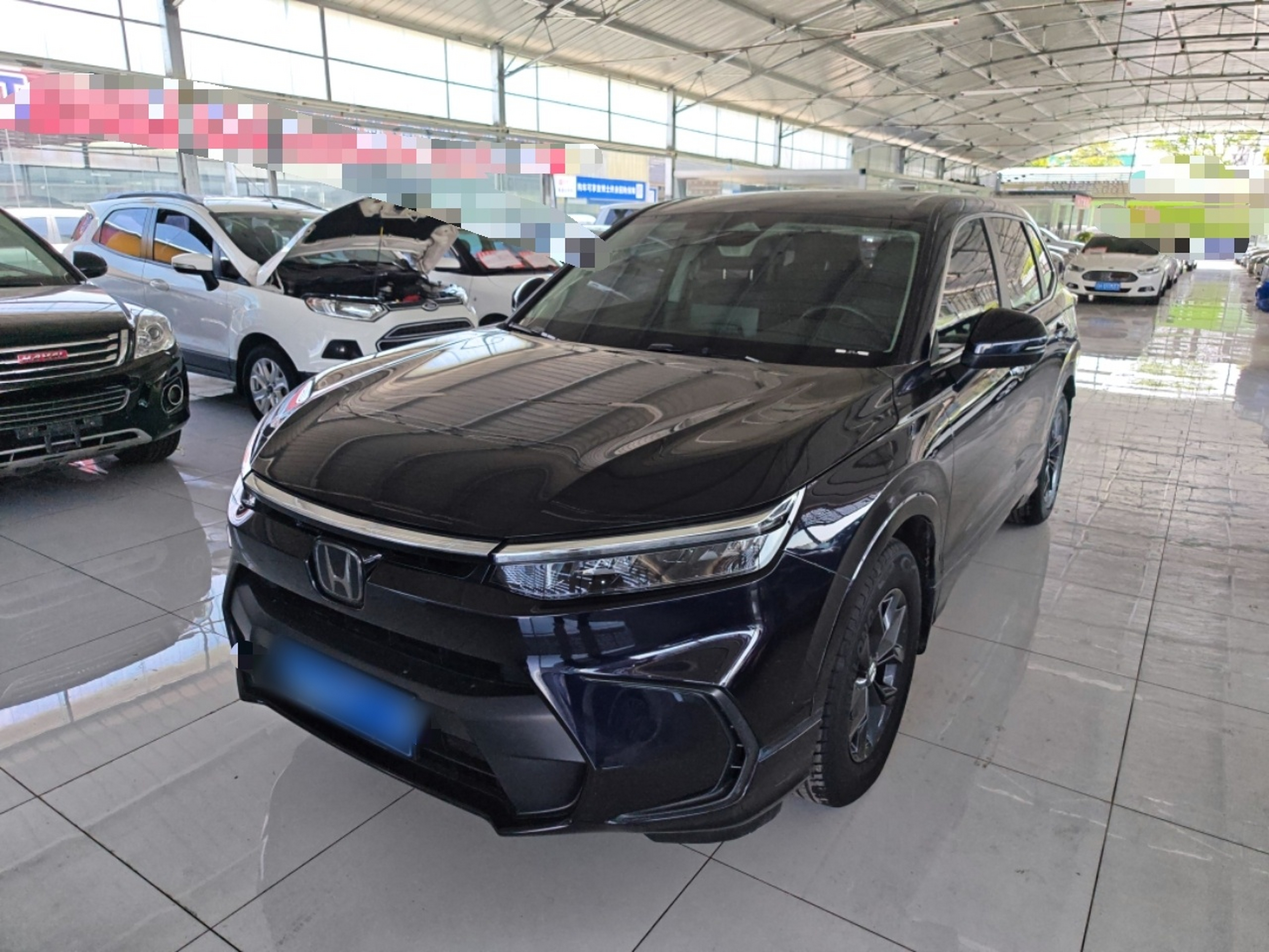 Под передней частью автомобиля