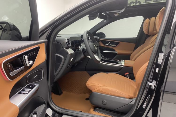 Used Mercedes-Benz GLC 2025 GLC 260 L 4MATIC Dynamic Edition Interior 2