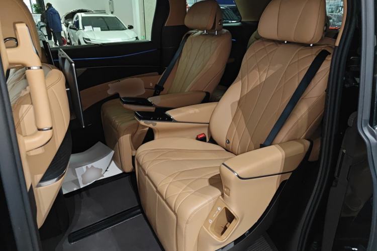 Used Denza D9 2025 DM-i Intelligent Drive 1020 Four-Wheel Drive Flagship Model
