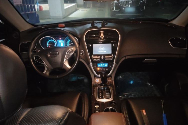 Used GAC Trumpchi GS5 Super 2015 2.0L Automatic Two-Wheel Drive Luxury Navigation Edition Center Console