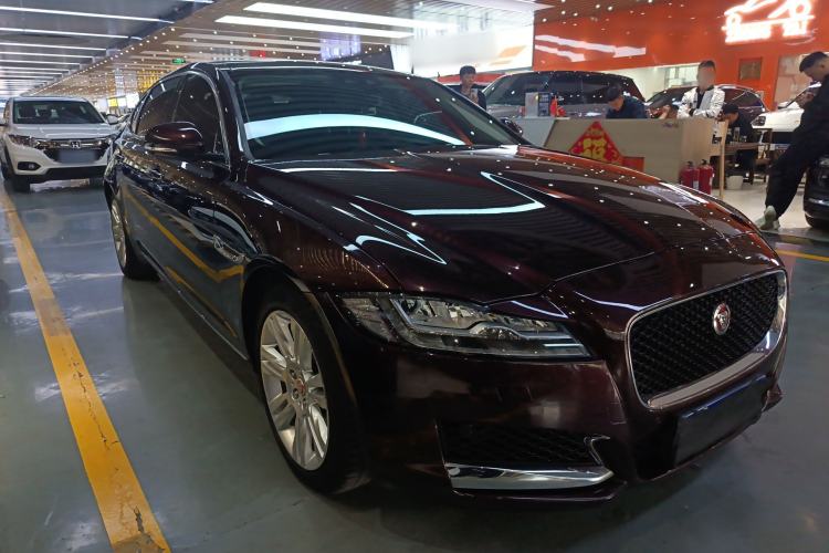 Used Jaguar XFL 2018 XFL 2.0T 250 PS Luxury Edition Front Right 45 Deg