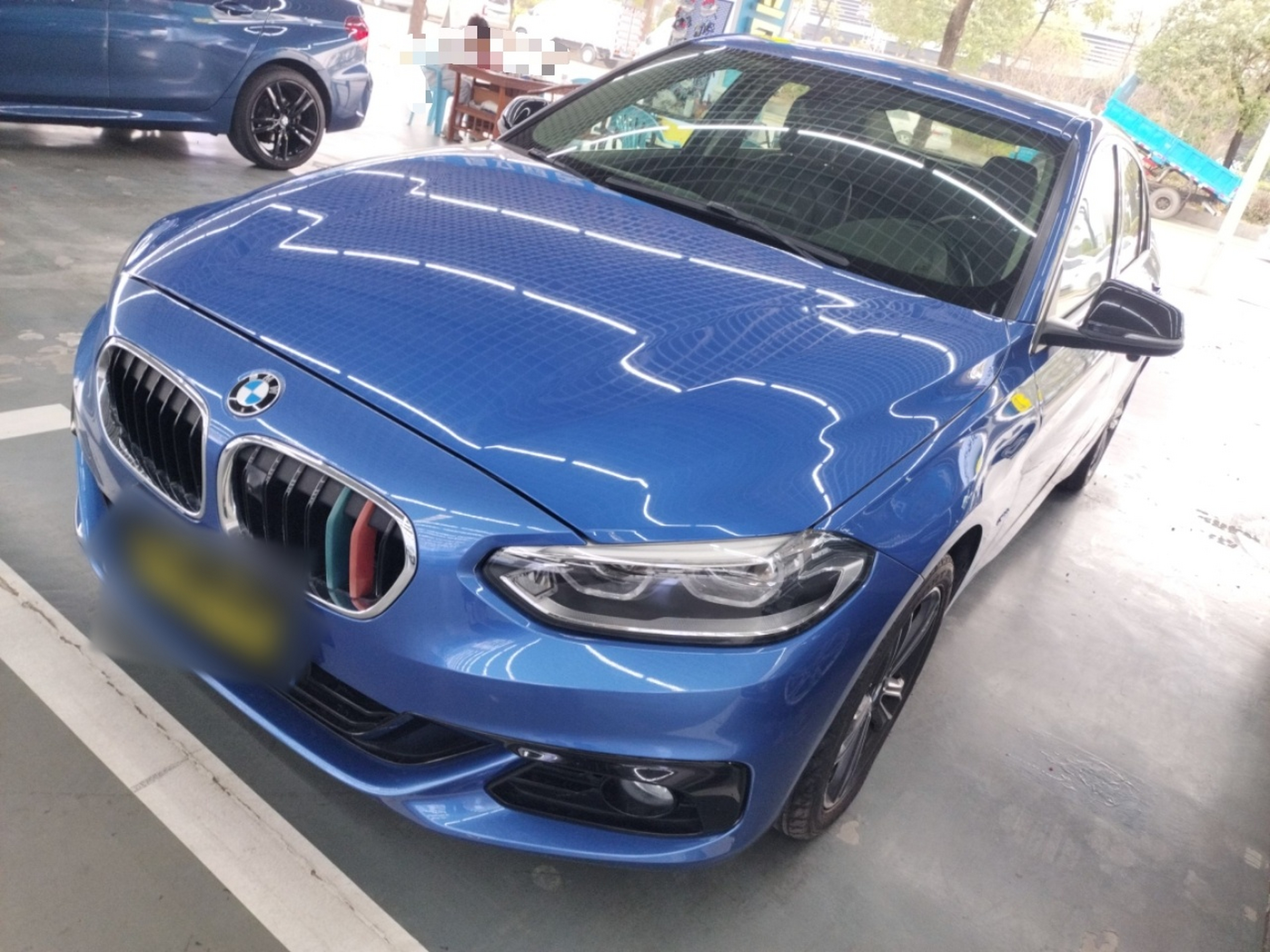 تحت مقدمة السيارة