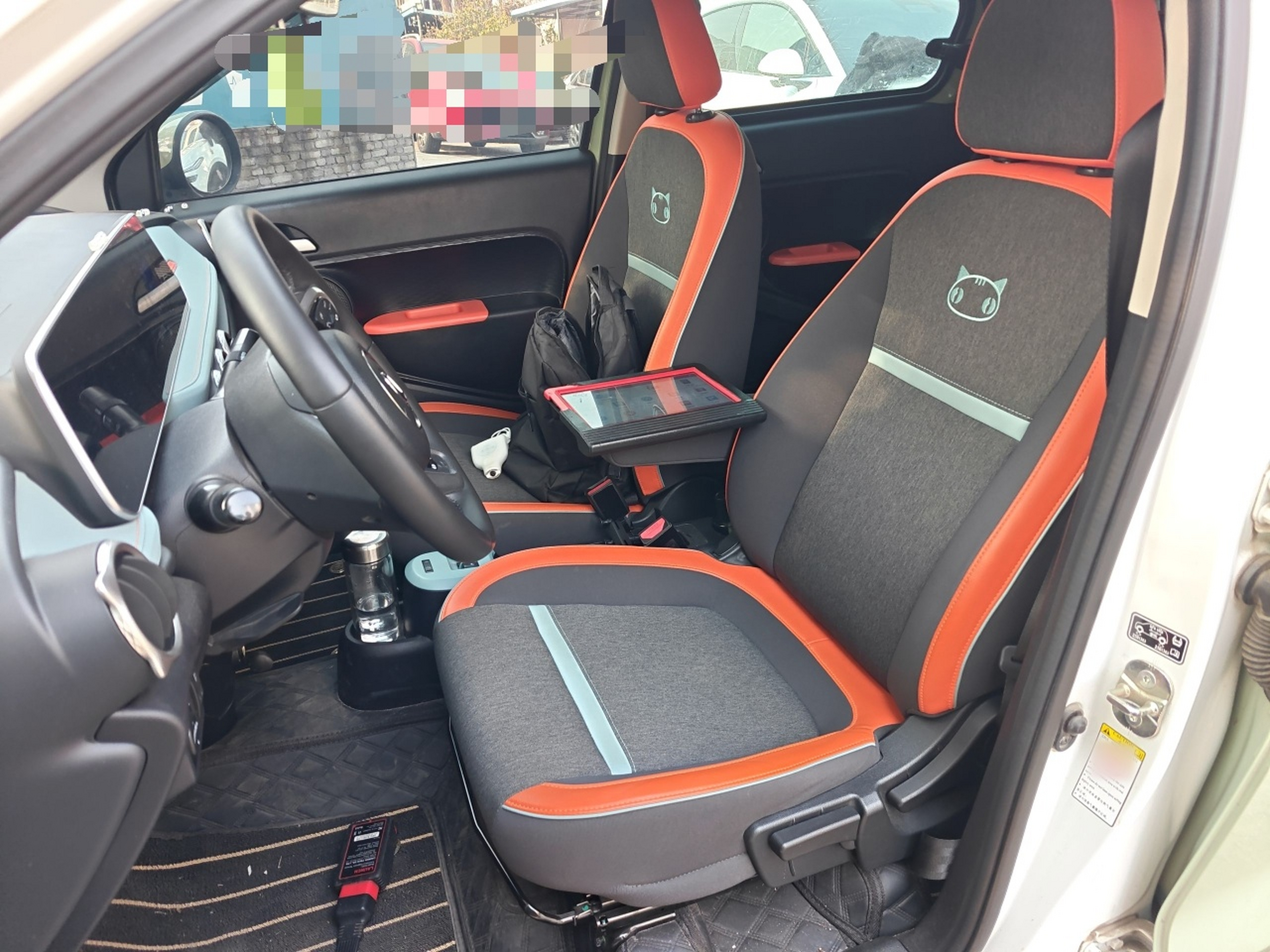 المقاعد الأمامية داخل السيارة