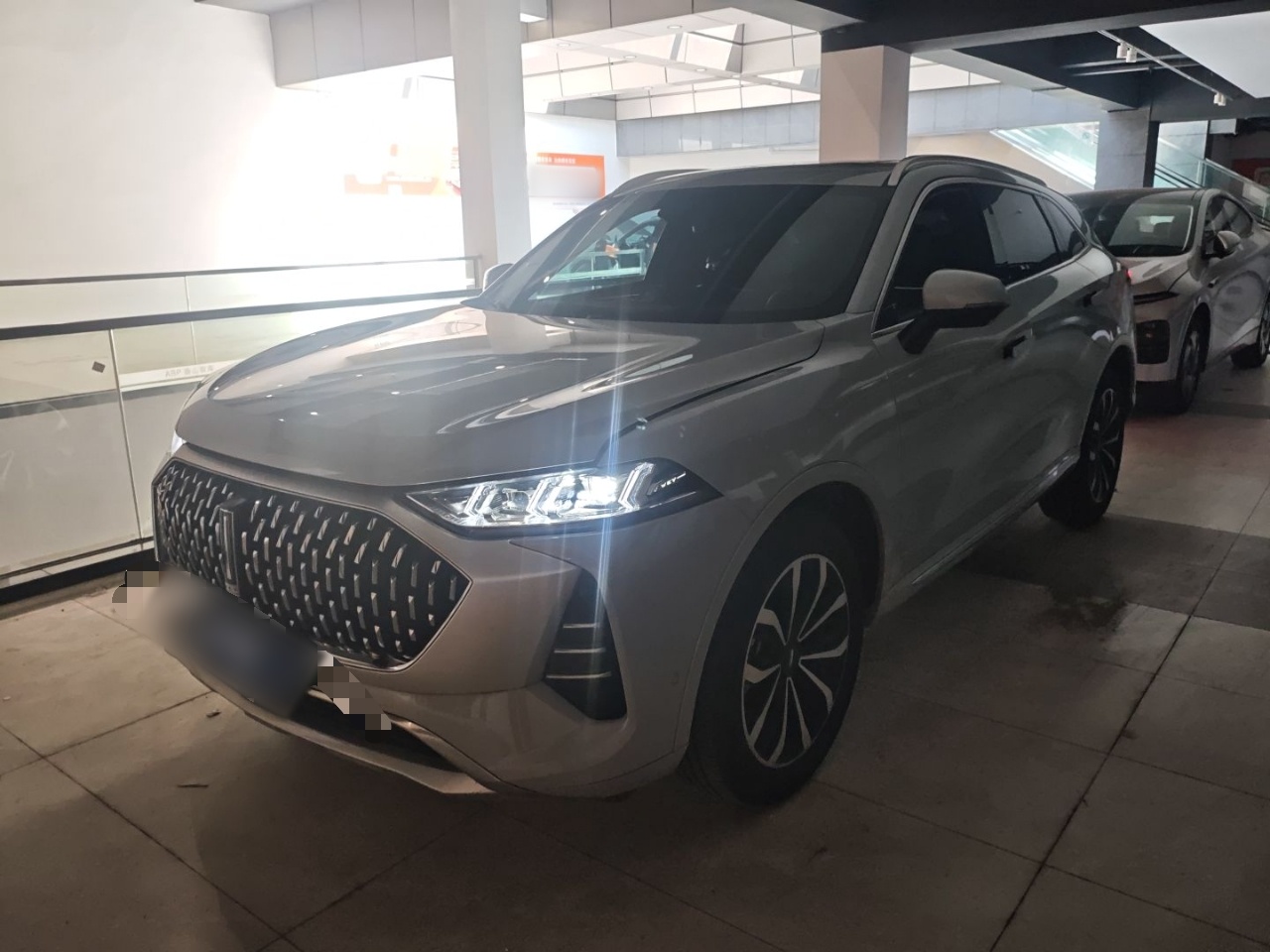 تحت مقدمة السيارة