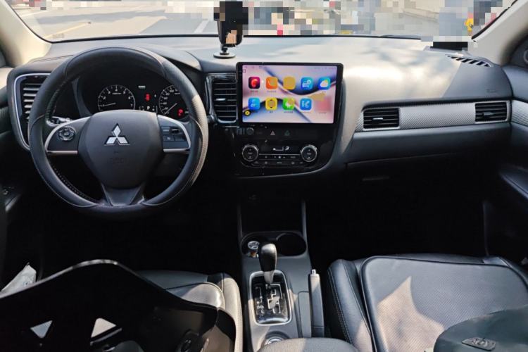 Used Mitsubishi Outlander 2013 2.4L 4x4 Luxury Navigation Edition 5 Seats Center Console