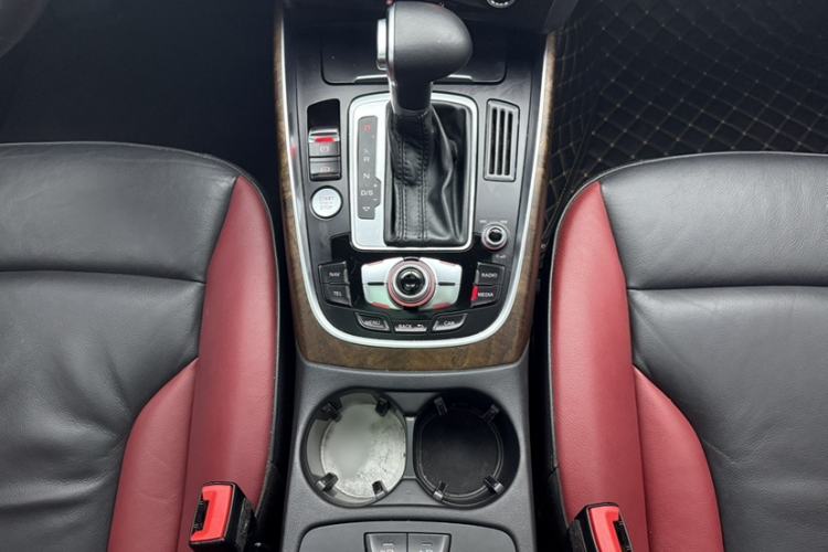 Used Audi Q5 2017 Plus 40 TFSI Comfort Model Interior 4