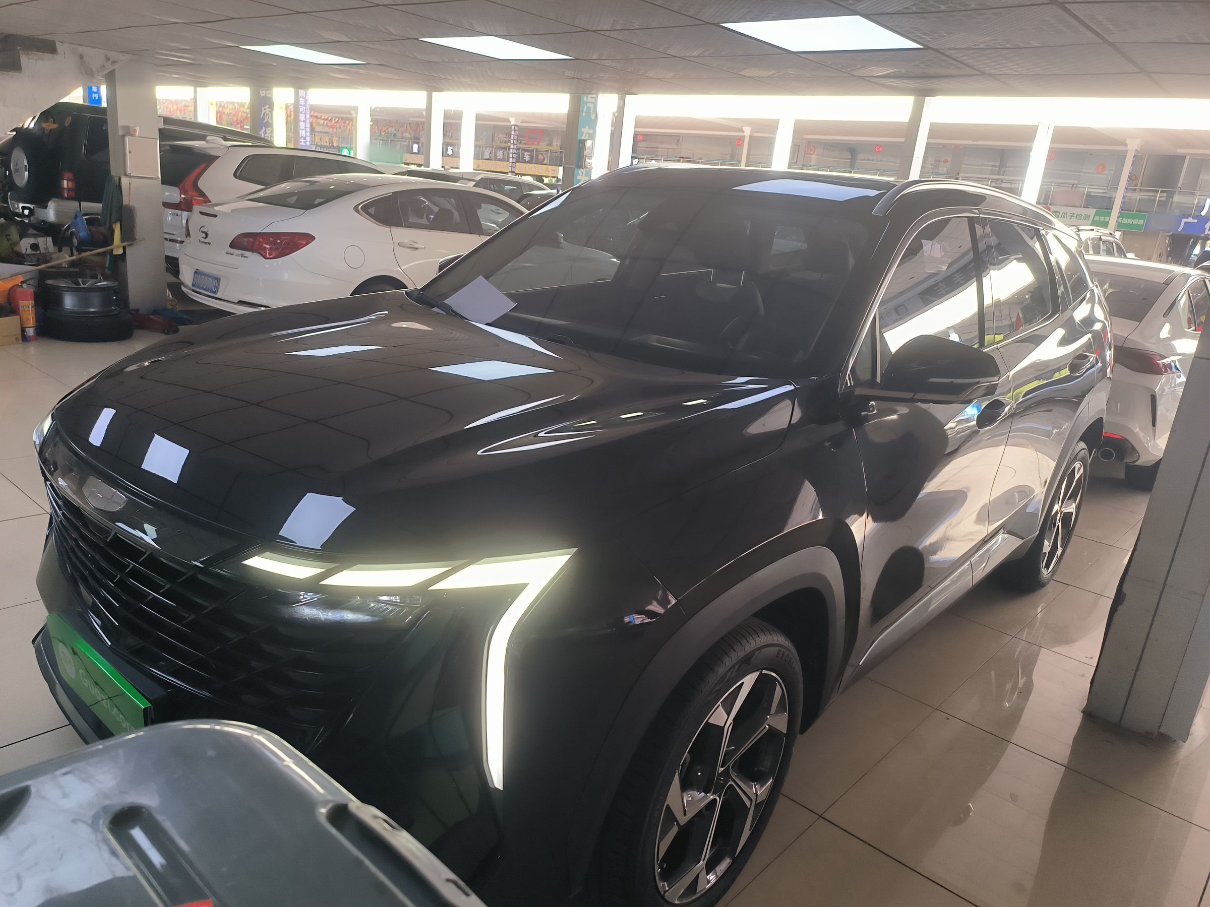 تحت مقدمة السيارة