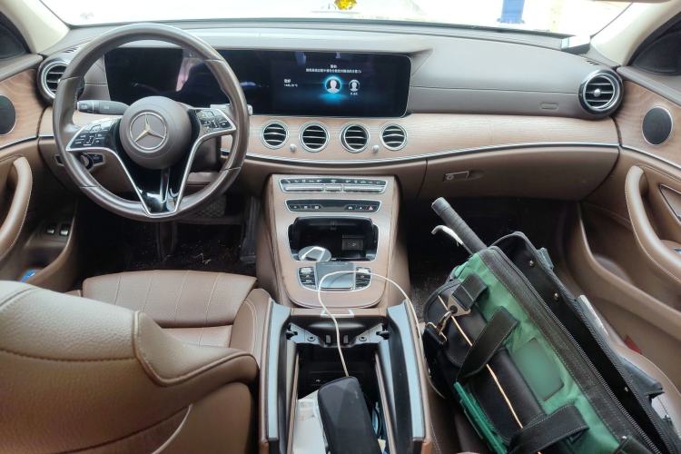 Used Mercedes-Benz E-Class New Energy 2022 Second Facelift E 350 e L Plug-in Hybrid Sedan Center Console