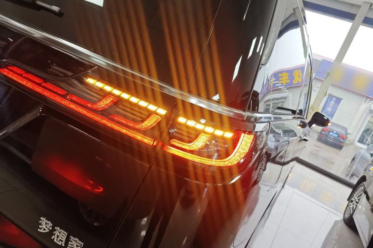 Used VOYAH Dream 2025 PHEV Four-Wheel Drive Excellence Kunpeng Edition Right Rear Taillight