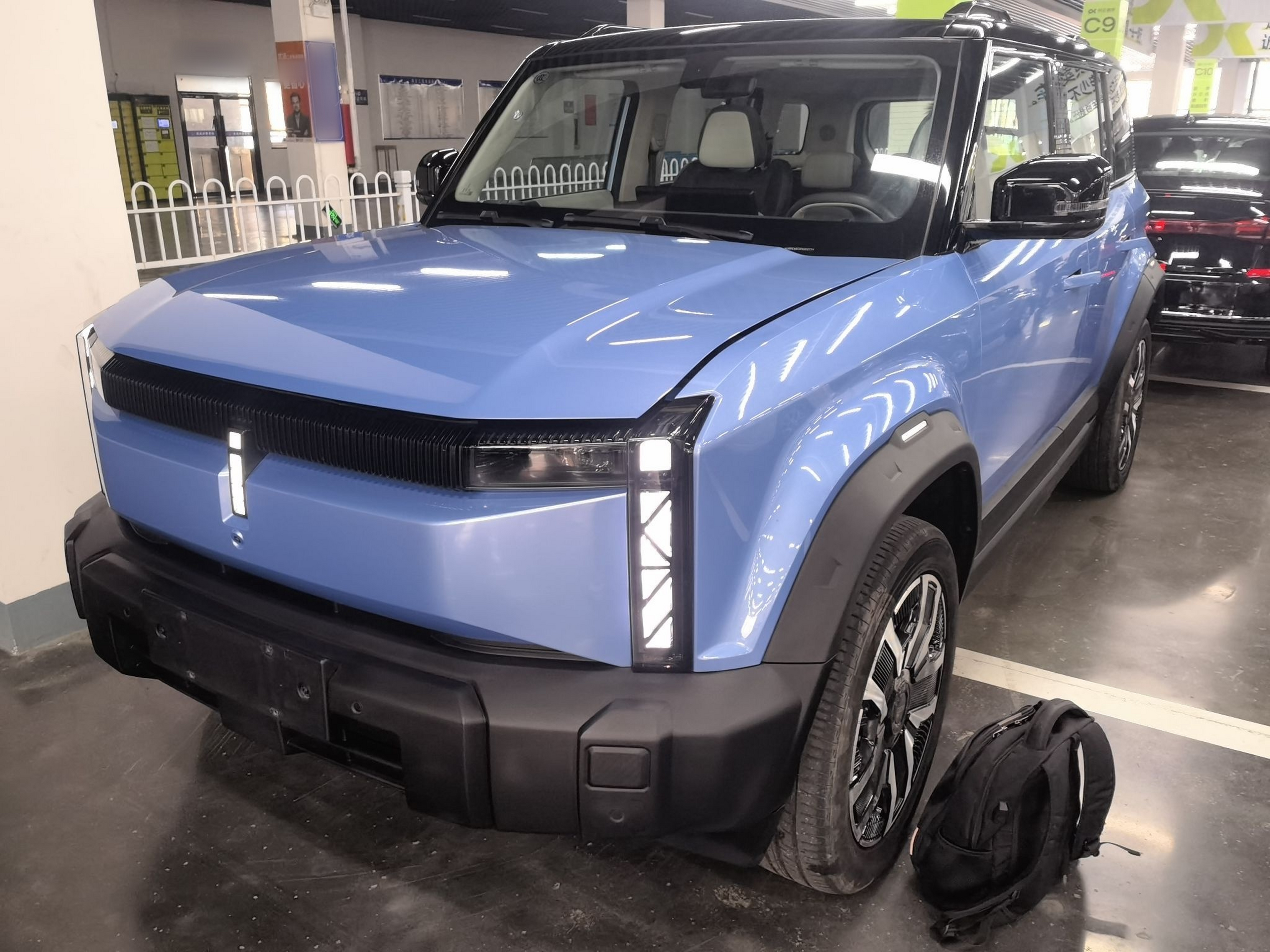 Под передней частью автомобиля