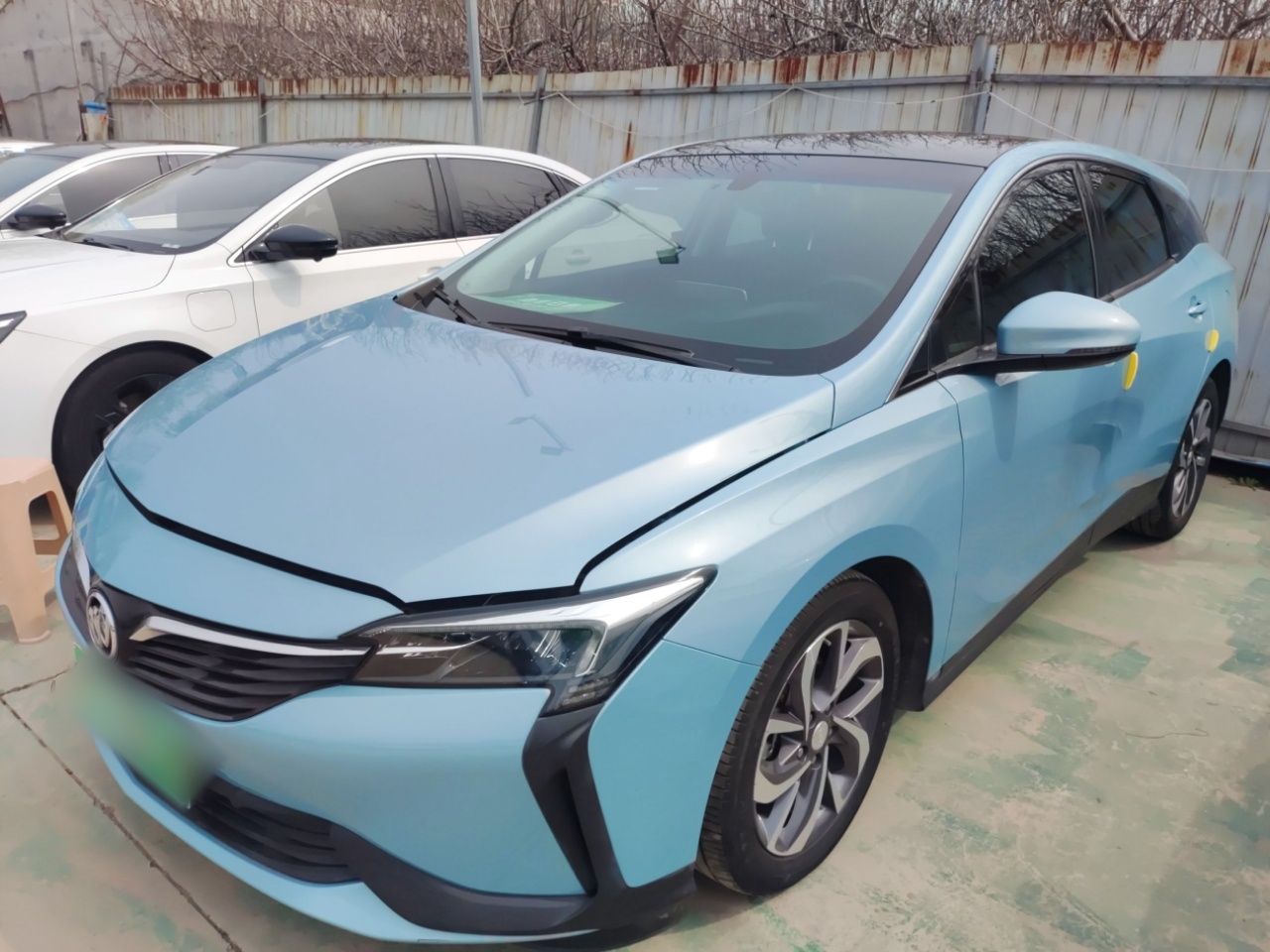 تحت مقدمة السيارة