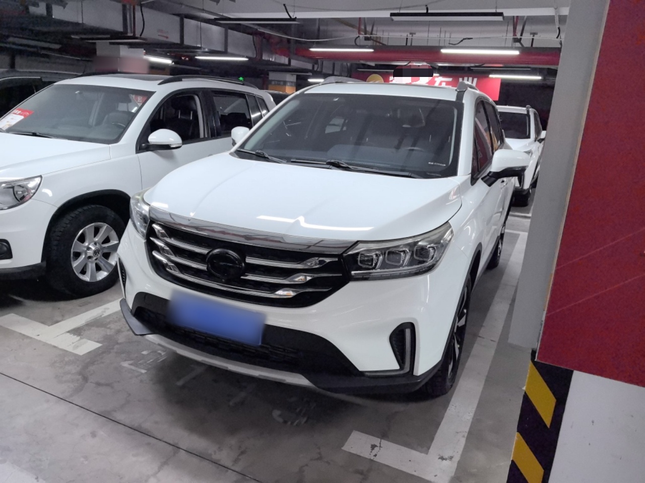 Под передней частью автомобиля