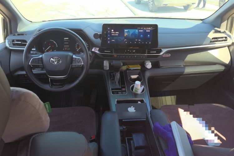 Used Toyota Sienna 2023 2.5L Hybrid Deluxe Edition
