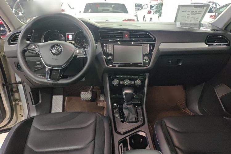 Used Volkswagen Tiguan L 2017 330TSI Automatic Two-Wheel Drive Luxury Edition Center Console