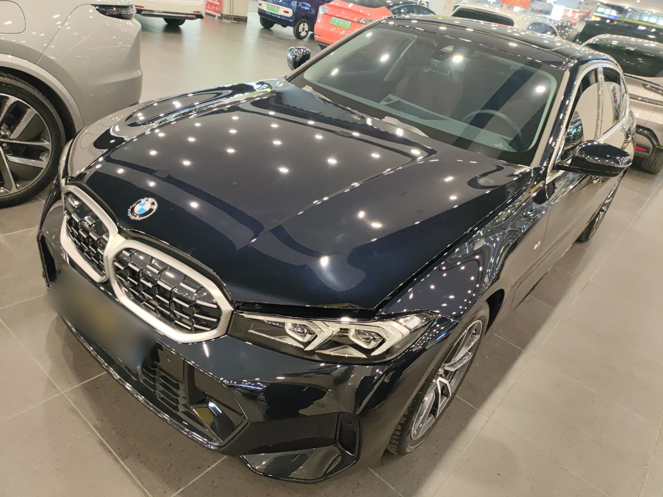 تحت مقدمة السيارة