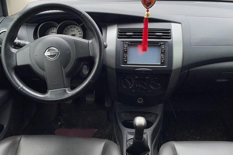 Used Nissan Livina 2010 Jingyue Edition 1.6L Manual All-Around Model