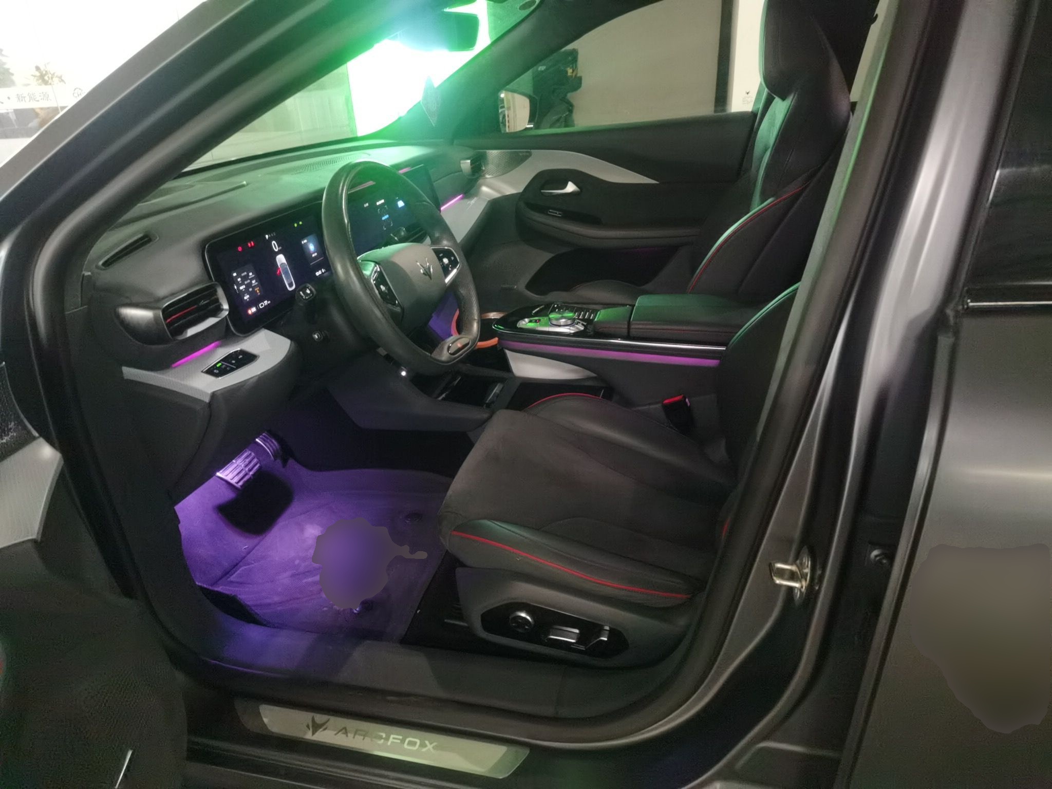 المقاعد الأمامية داخل السيارة