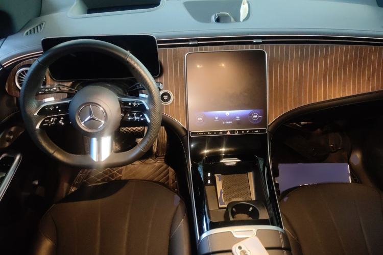 Used Mercedes-Benz EQE SUV 2023 350 4MATIC Luxury Edition Center Console