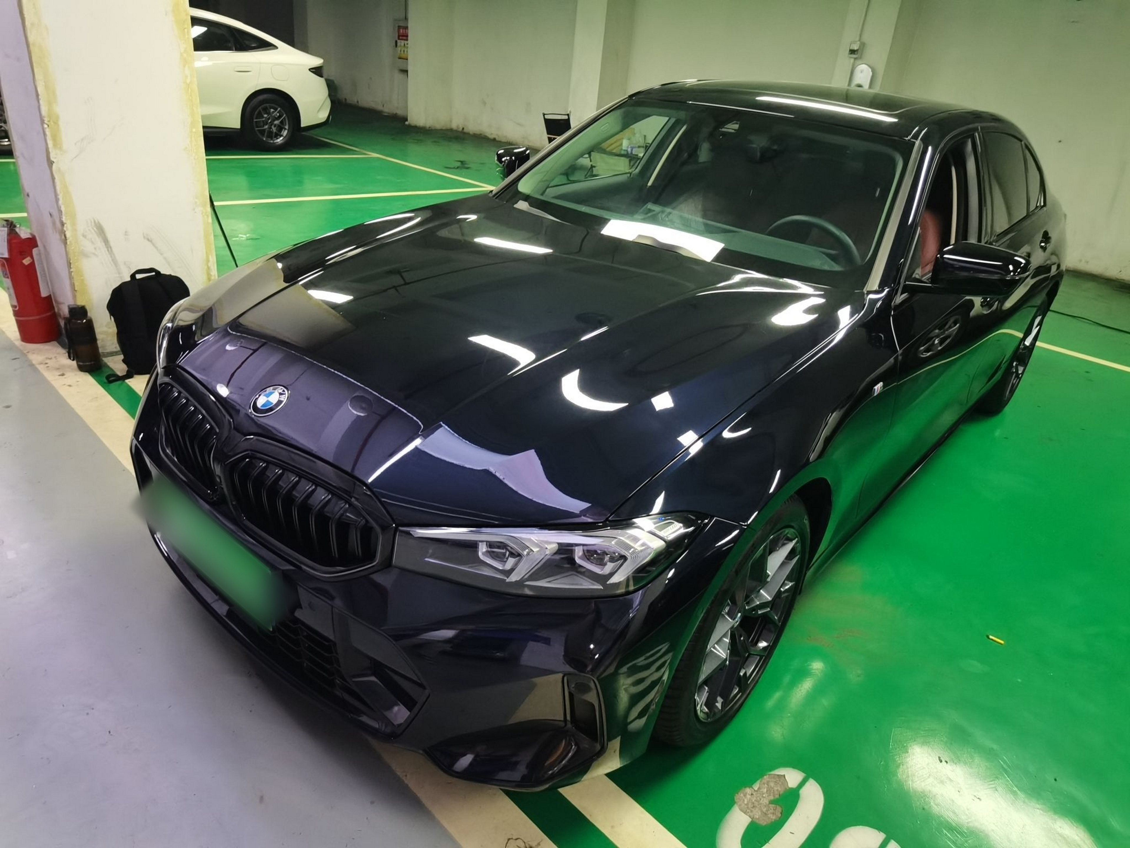 تحت مقدمة السيارة