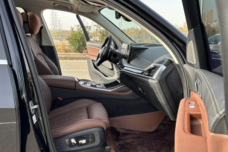 Used BMW X7 2023 xDrive40i Luxury Package with Leading Features