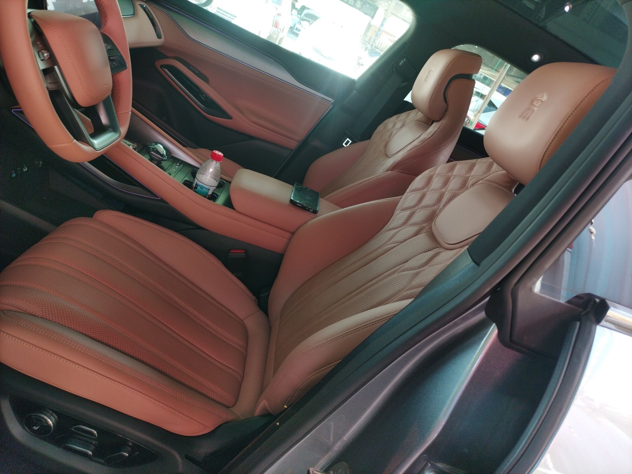 Переднее сиденье в автомобиле