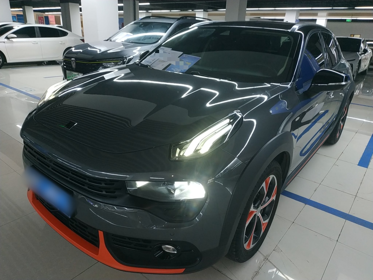 تحت مقدمة السيارة