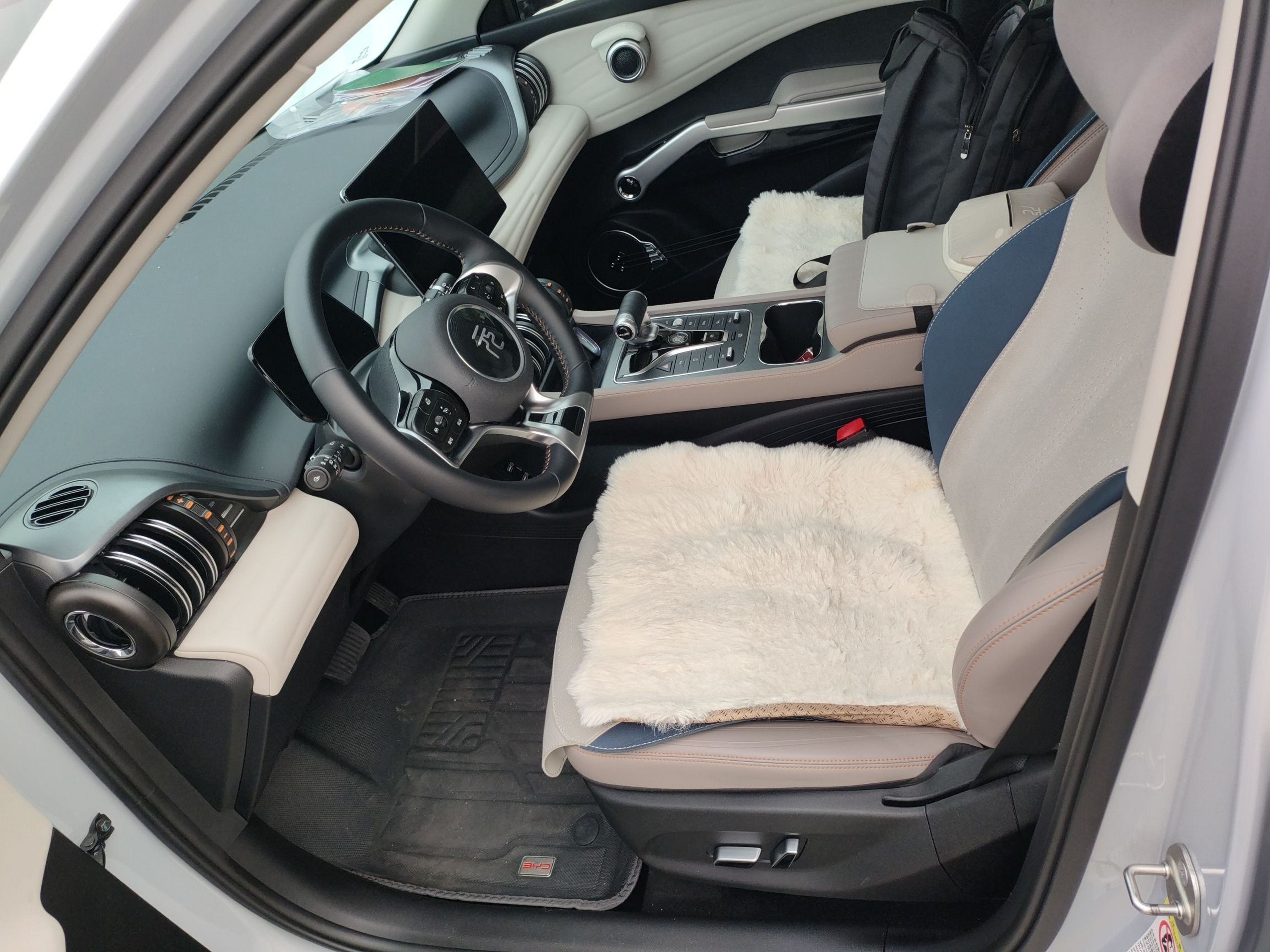 Переднее сиденье в автомобиле