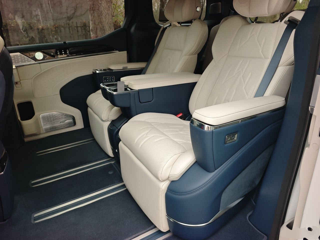 Zeekr 009 2024 Six-Seat Executive Version 4WD 108 kWh — снимка 17