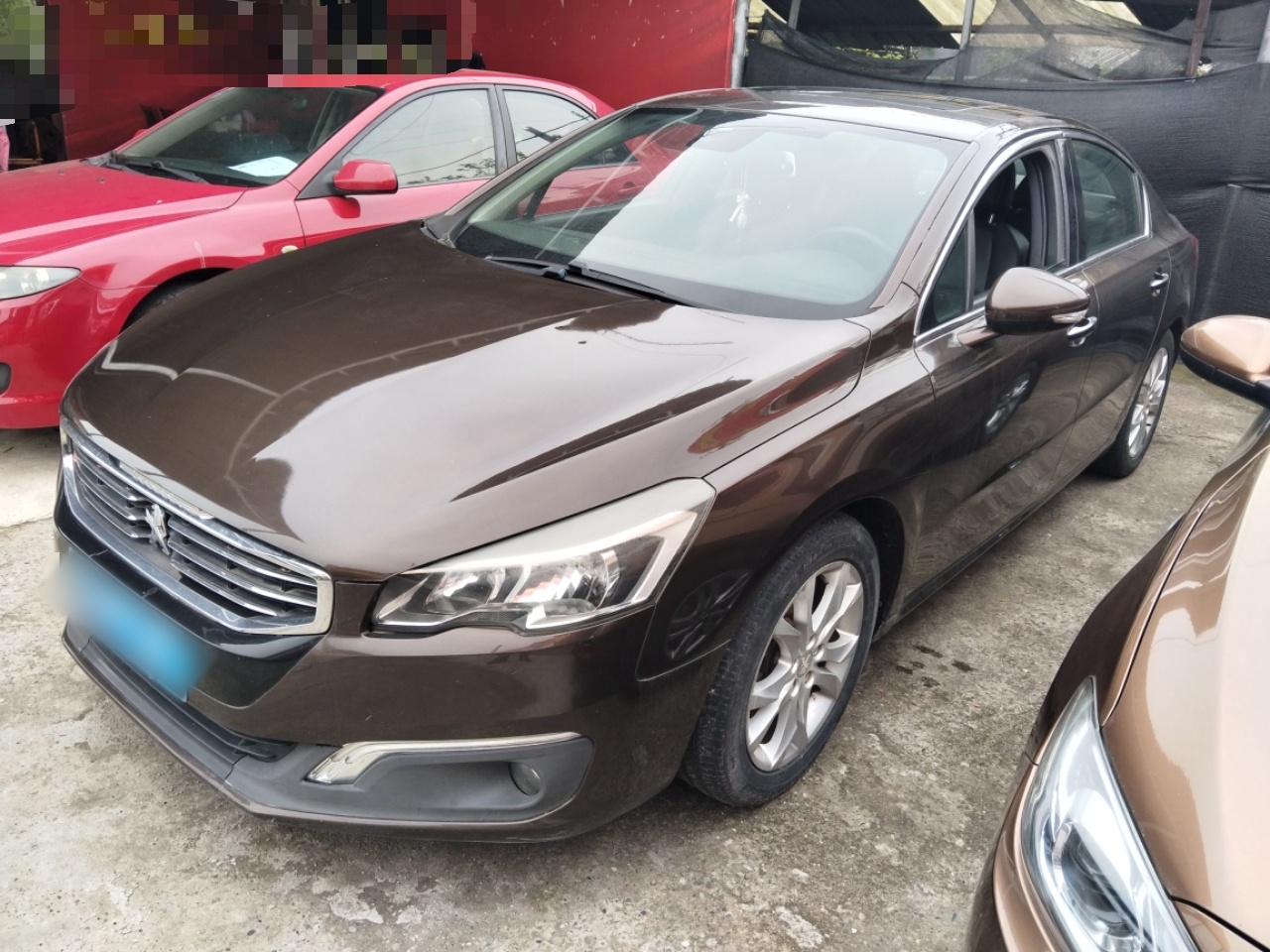 تحت مقدمة السيارة