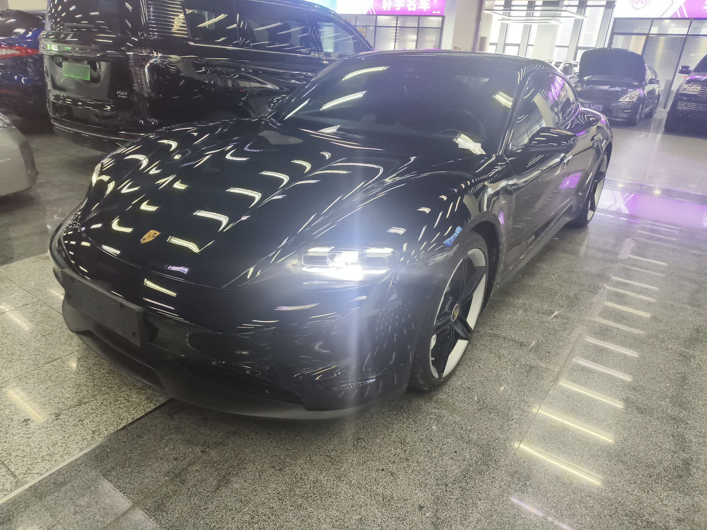 تحت مقدمة السيارة