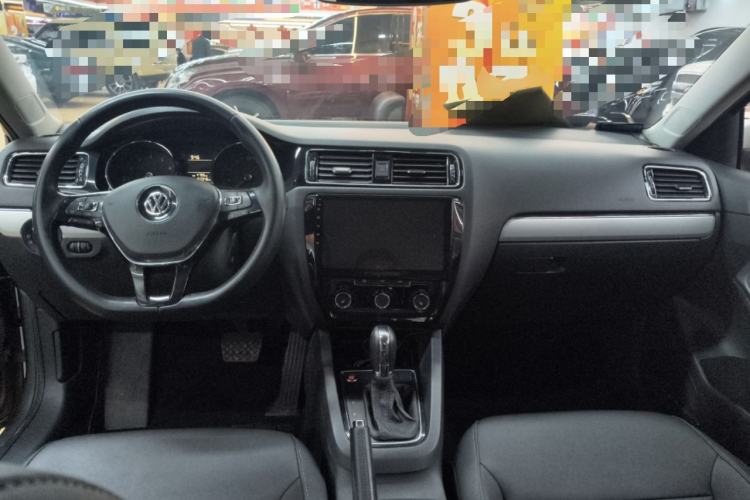 Used Volkswagen Sagitar 2018 1.6L Automatic Comfort Model Center Console