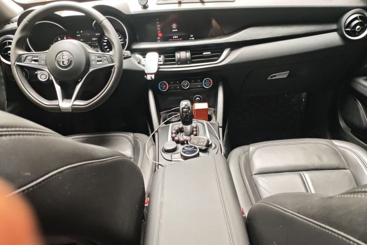 Used Alfa Romeo Stelvio 2017 2.0T 200HP Luxury Edition Center Console